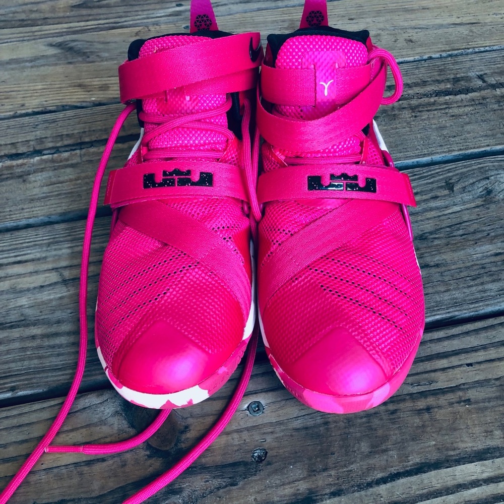 LIMITED NIKE LeBron Soldier lx Breast Cancer